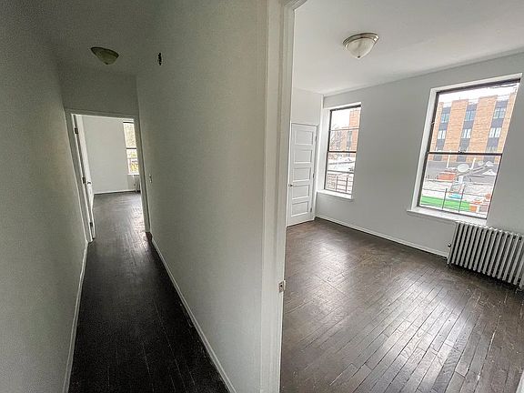 5th image of 927 Putnam Ave #3B