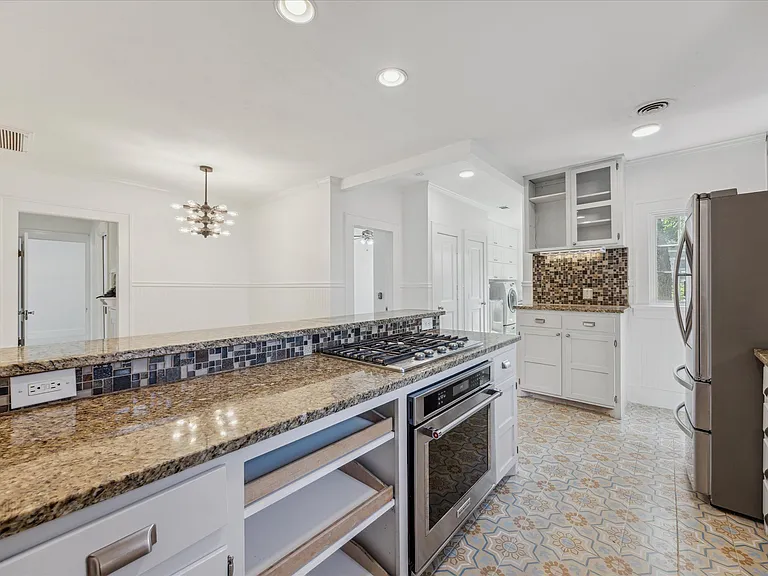 3300 Harris Park Ave — Photo 8