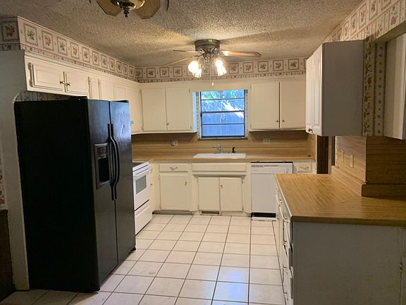 Kitchen - Refrigerator left by previous tenant can have if needed