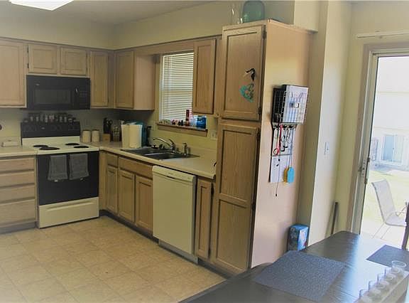 5th image of 204 NE Sunshine St