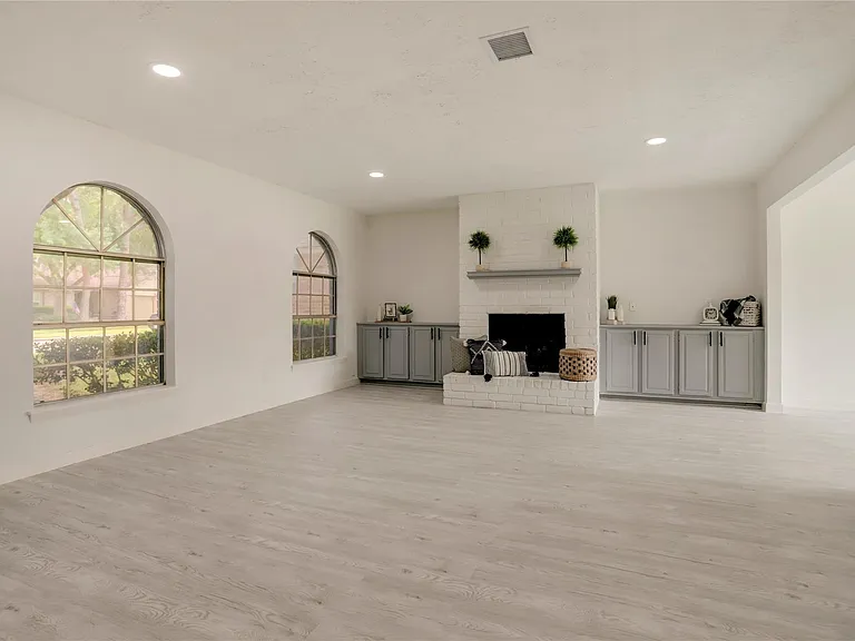 7926 Windy Creek Dr — Photo 11
