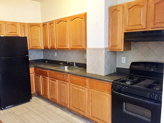 5th image of 288 Cornelia St #1