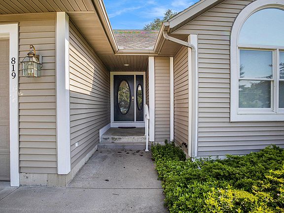3rd image of 819 S Brookside Dr