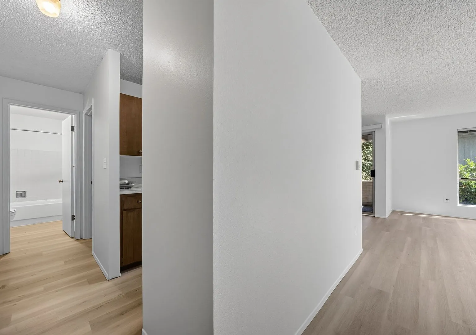 Charming 1-Bedroom Apartment in Highland Park Freshly Updated & Conveniently Located — Photo 4
