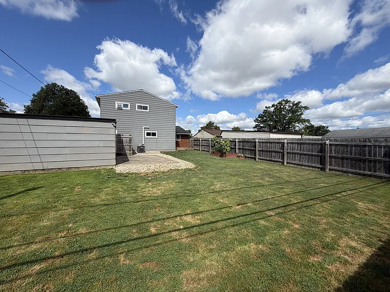 6475 Sandfield Dr — Photo 24