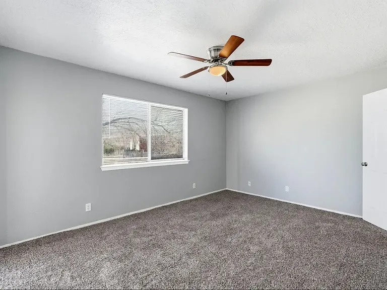 408 Rainbow Ct SE #B — Photo 3