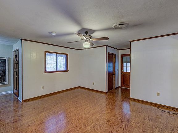 5th image of 211 Montaign Dr