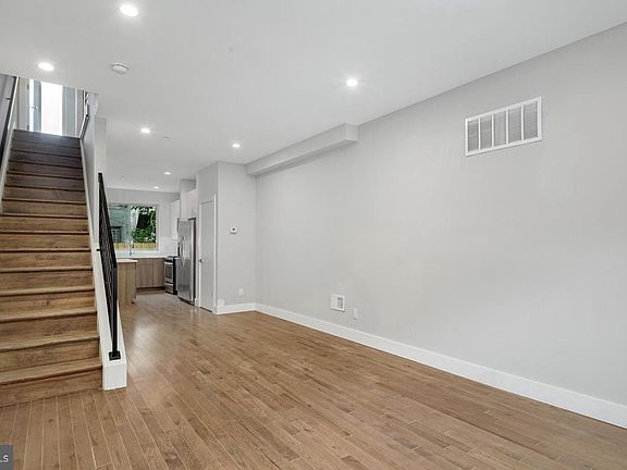 2nd image of 2209 Cross St