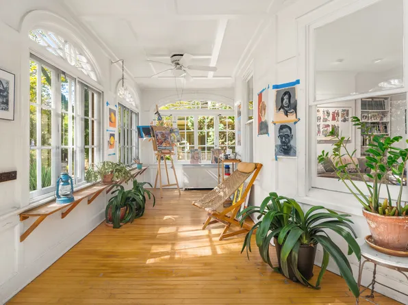 51 Dekoven Court image 3 of 31