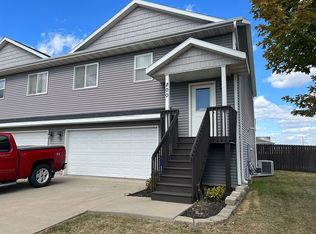 200 Sierra Park Dr, Hills, IA 52235