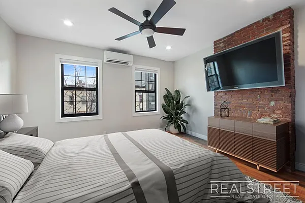 Sold by Real Street Inc | media 9