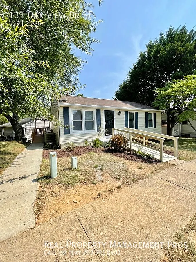 Beautifully Updated 3 Bedroom 2 Bath Single Family Home In The Heart of Leesburg For Rent! — Photo 1