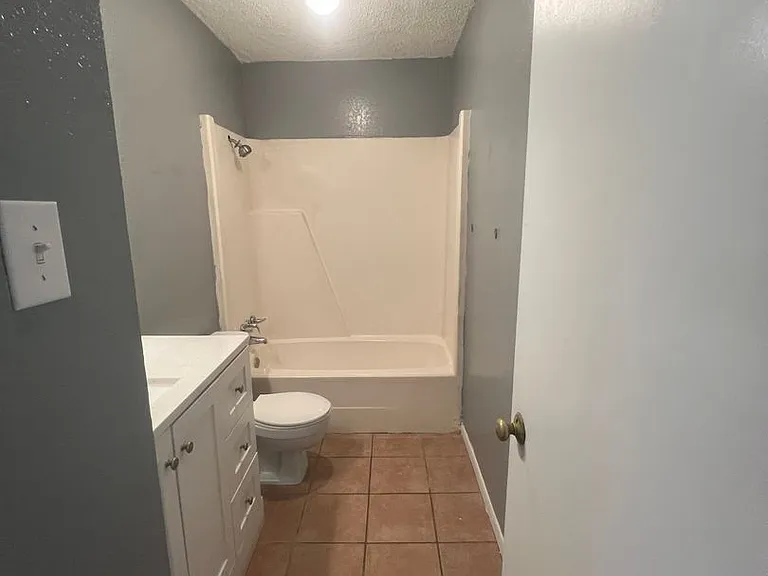 2221 Windsor Ave — Photo 7