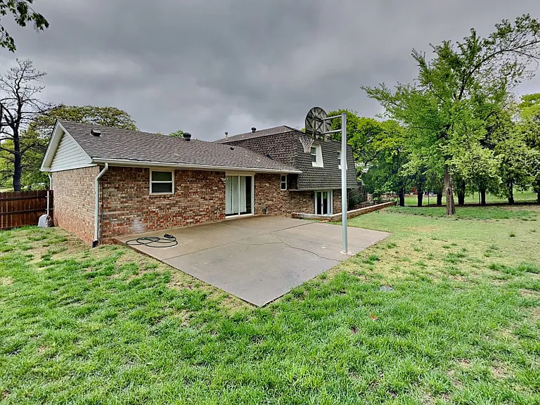 908 East Dr — Photo 26