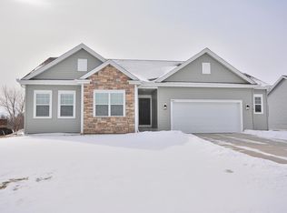 N8021 Timber Ridge Dr, Ixonia, WI 53036