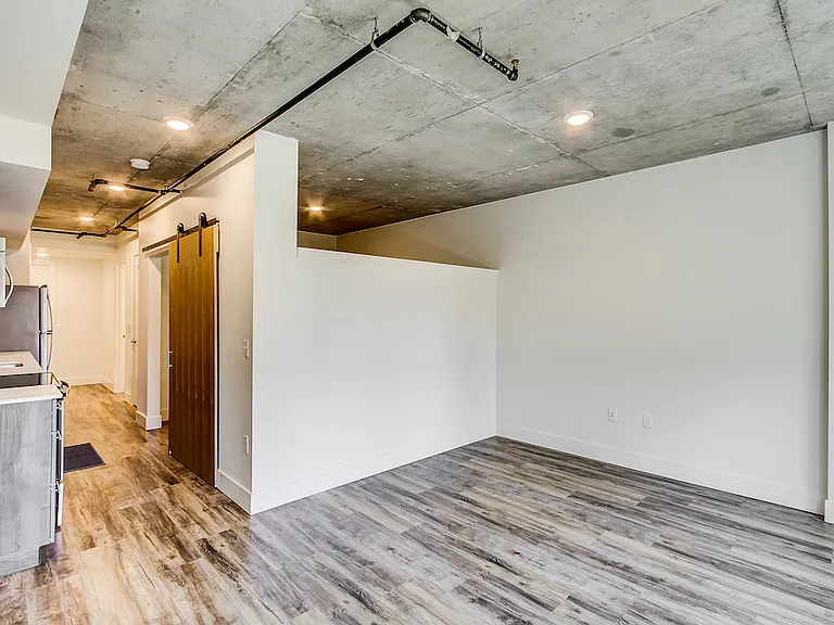 Dunn Motors Apartments — Photo 36