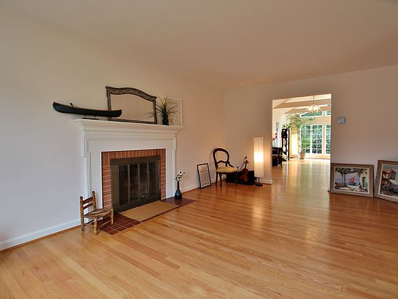 4th image of 7533 Fairwood Ln