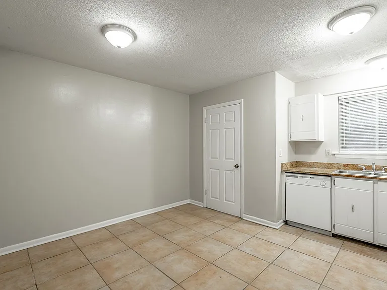 2414 Lyndon Ave — Photo 9