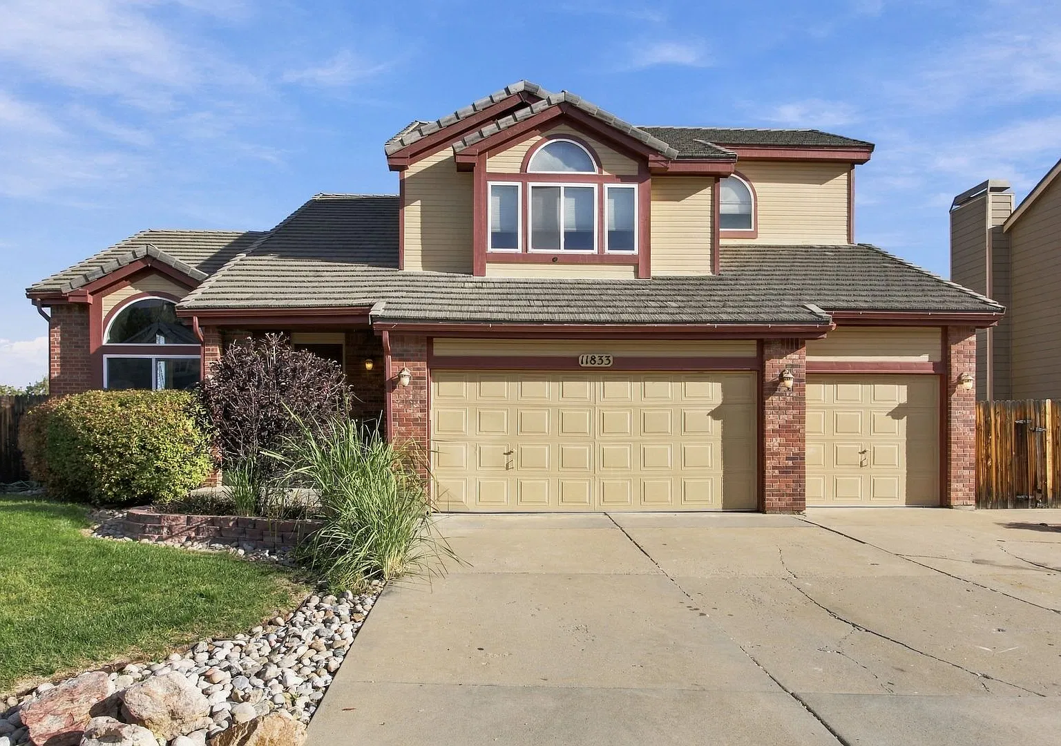 Spacious 4 Bedroom Home with Finished Walk-Out Basement, 3-Car Garage & Large Yard — Photo 2