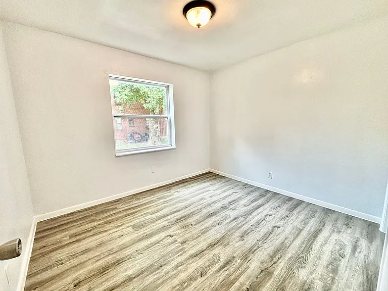 82 West — Photo 4