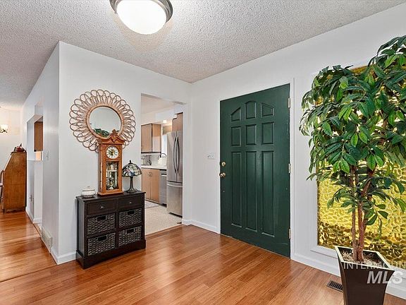 3rd image of 2171 Hillcrest Dr