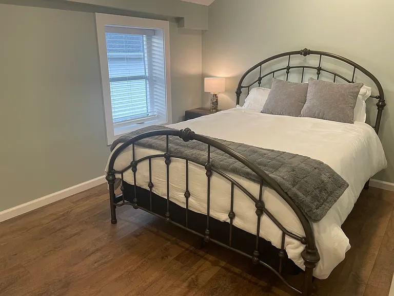 Queen bedroom with closet