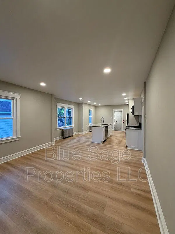 3 bed, 1.0 bath, 1264 sqft, $1,995 — Photo 4