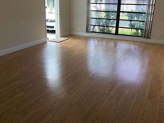3rd image of 4761 Greentree Cres APT A