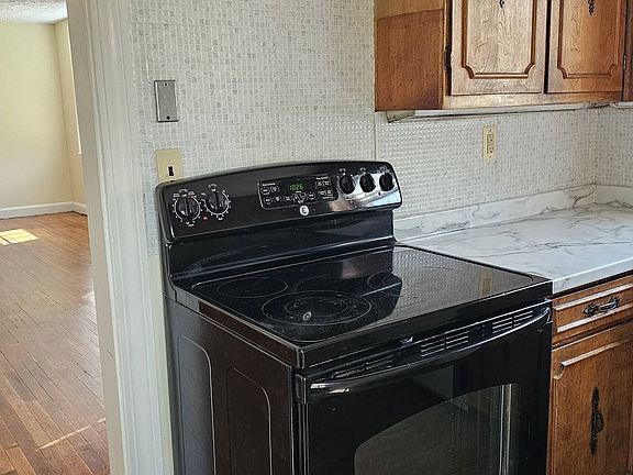 3rd image of 807 Jefferson Cir
