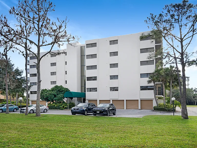 Residences at Blackburn Bay — Photo 11