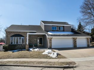 2530 Clarke Crest Dr, Dubuque, IA 52001