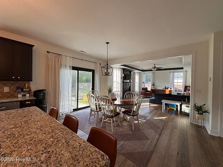 421 Wolfe Ln — Photo 8