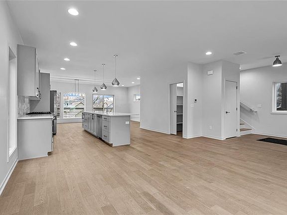4th image of 2531 Forest Ave