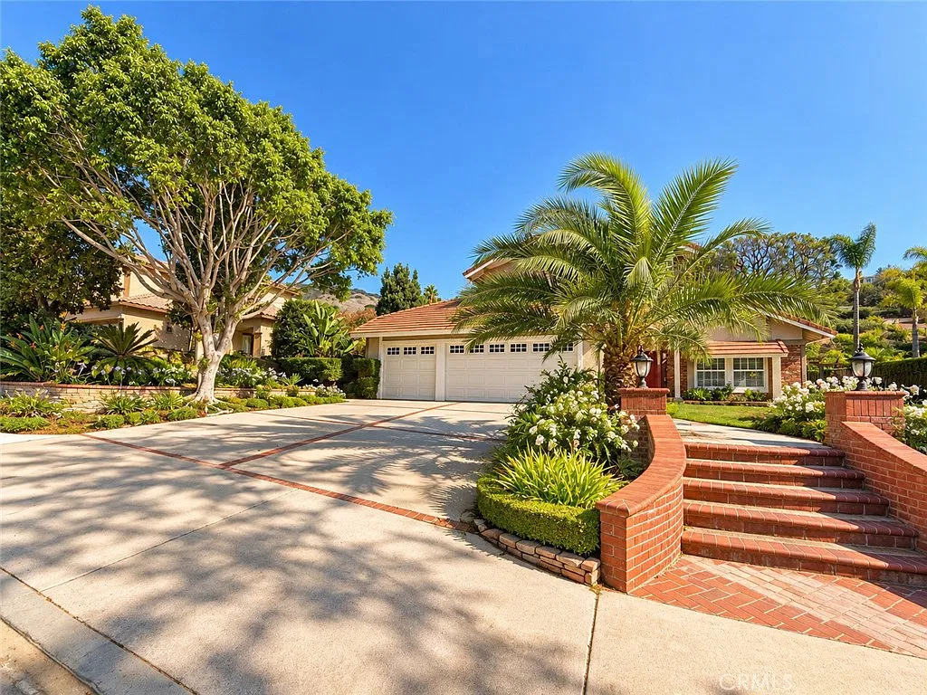 5 bed, 2724 sqft, $5,300 — Photo 2