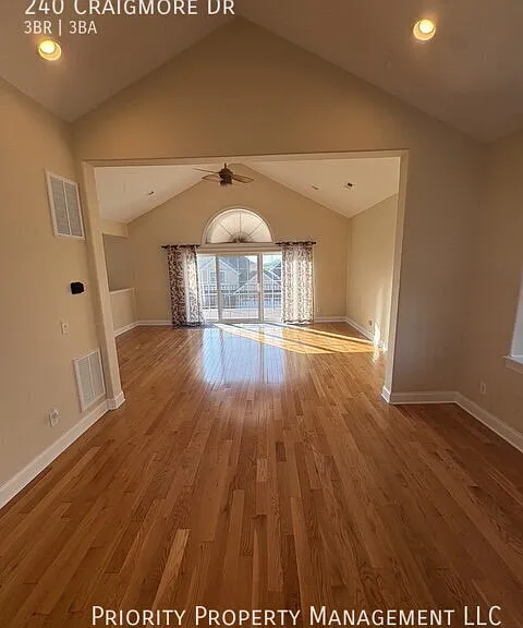 240 Craigmore Dr — Photo 5