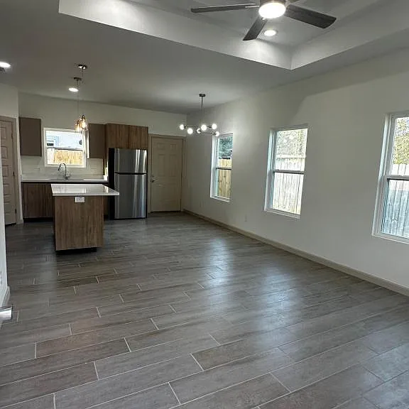 609 N Emerald Ave #2 — Photo 1