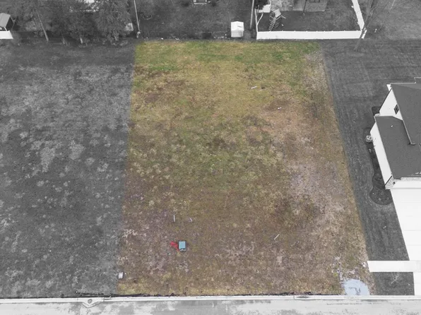 8139 Castle Dr, Munster, IN 46321