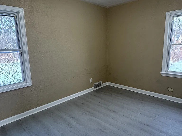 9400 Lakepointe St — Photo 11