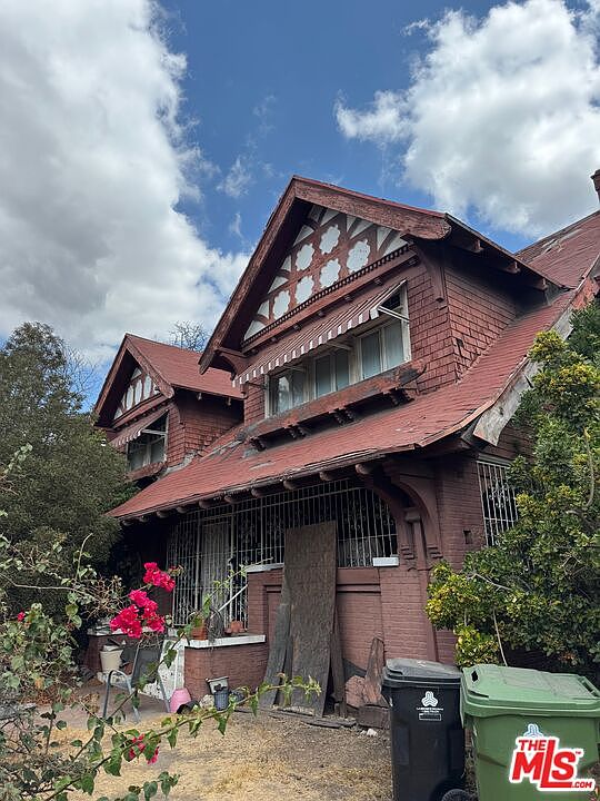 1st image of 2756 Raymond Ave