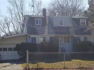 64 Pilgrim Rd, Brentwood, NY 11717