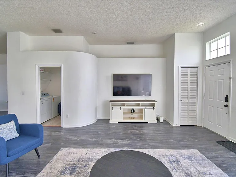 2935 Dickens Cir — Photo 5
