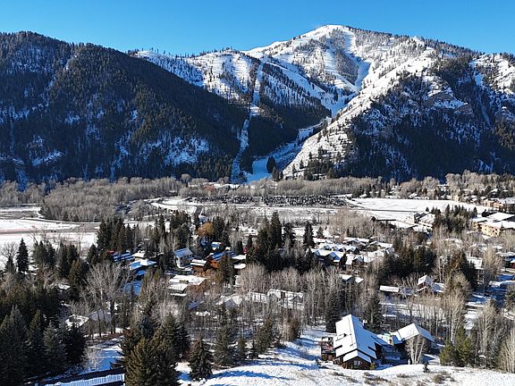 3rd image of 205 Jade St