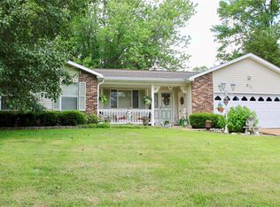 911 Parkway Dr, Ballwin, MO