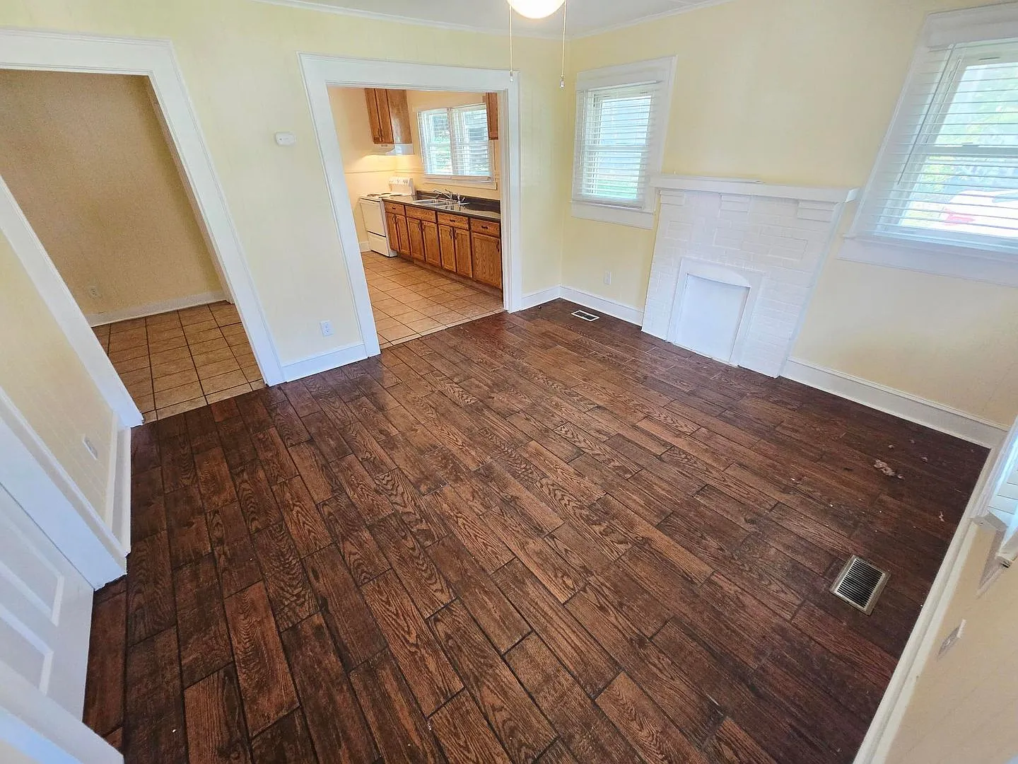 Charming 2 Bedroom Home for Rent in Burlington — Photo 4