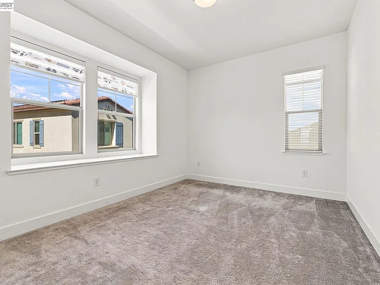 33 W Roccolino Ln — Photo 31