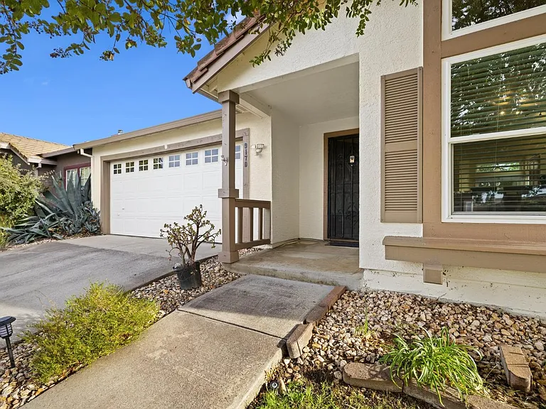 9170 Lakemont Dr — Photo 1