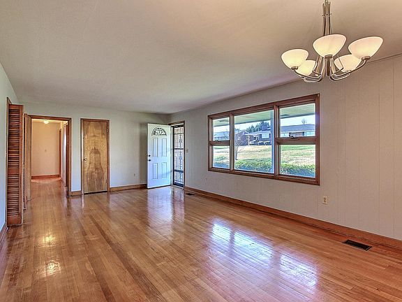 5th image of 833 Mimosa Dr