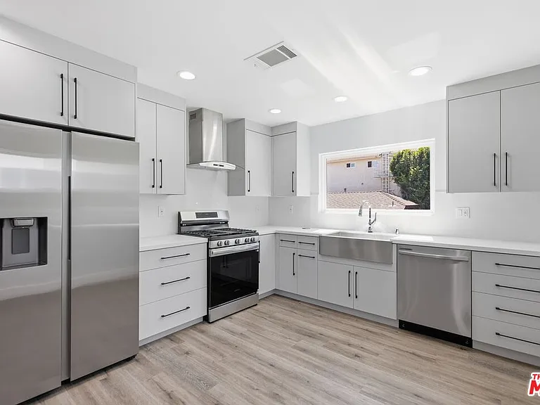 11615 Burbank Blvd — Photo 4