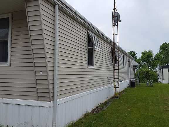 3rd image of 7 Redwood Dr