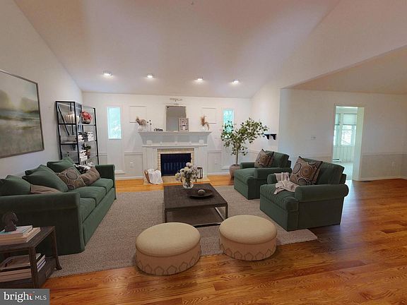 3rd image of 128 Colonial Ct